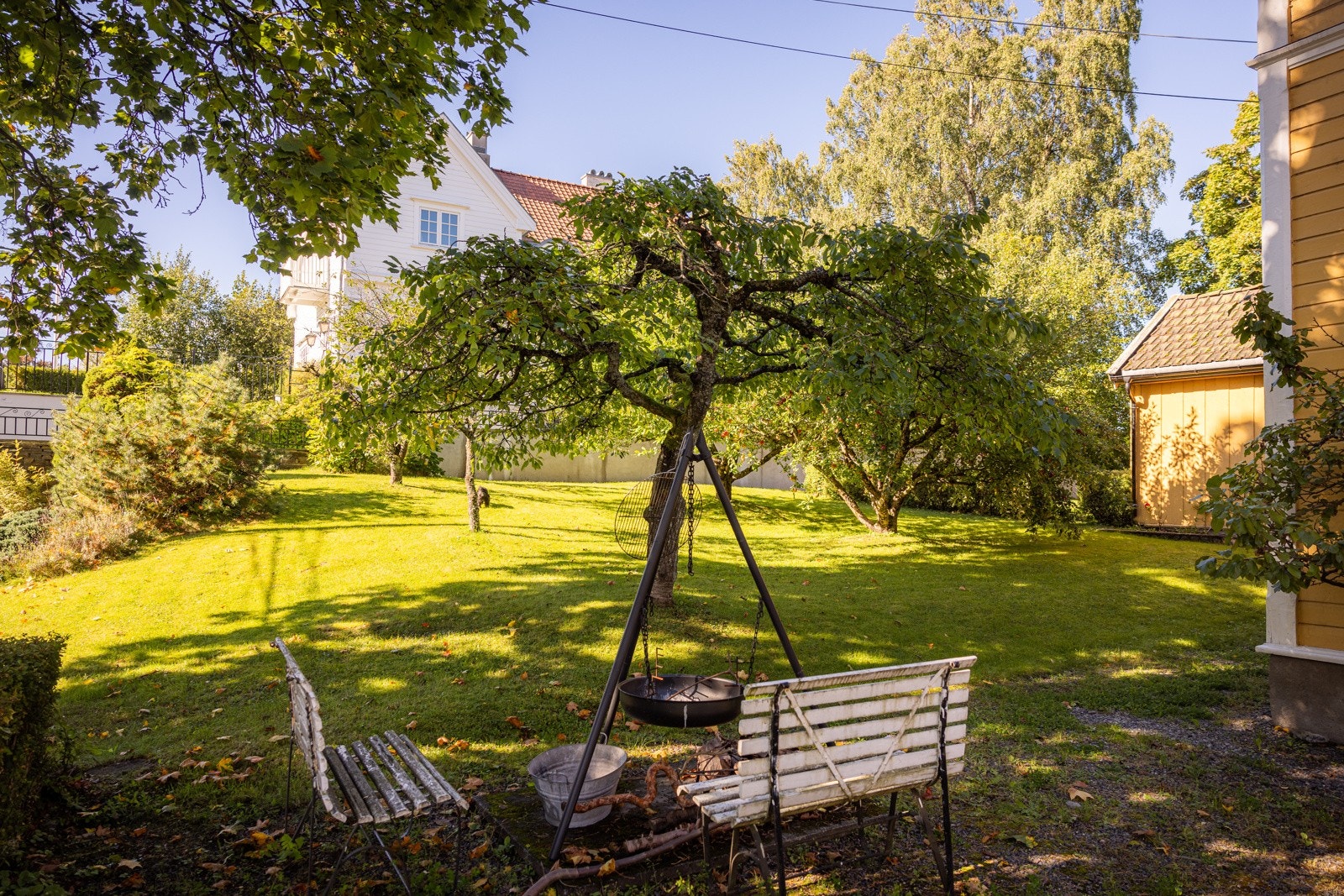 Hagen har flere solrike soner som omkranser huset og er naturlig oppdelt av støttemurer, hekker og trær. Uthuset er oppmålt til 23 kvm. Galleribilde