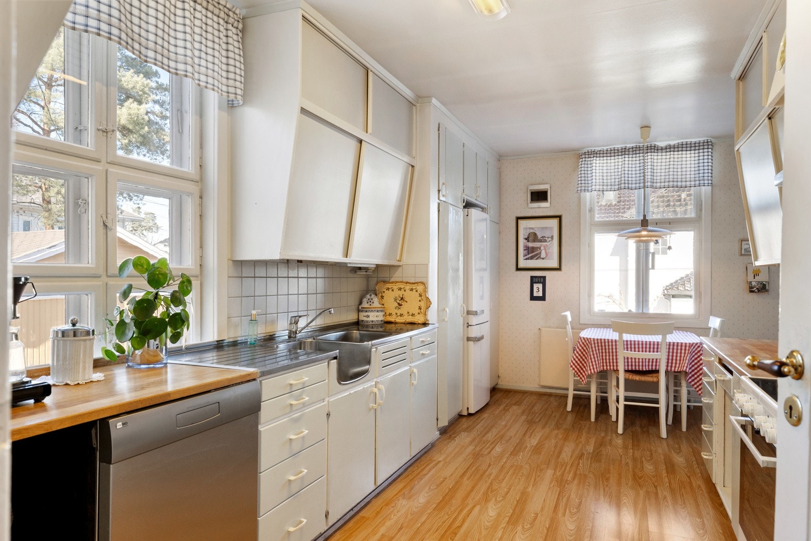 Boligen inneholder to kjøkken, ett i hver etasjeplan. Kjøkkenet i første etasje ligger i et eget rom, og har en romslig og fin utforming for å skape drømmekjøkkenet. Galleribilde