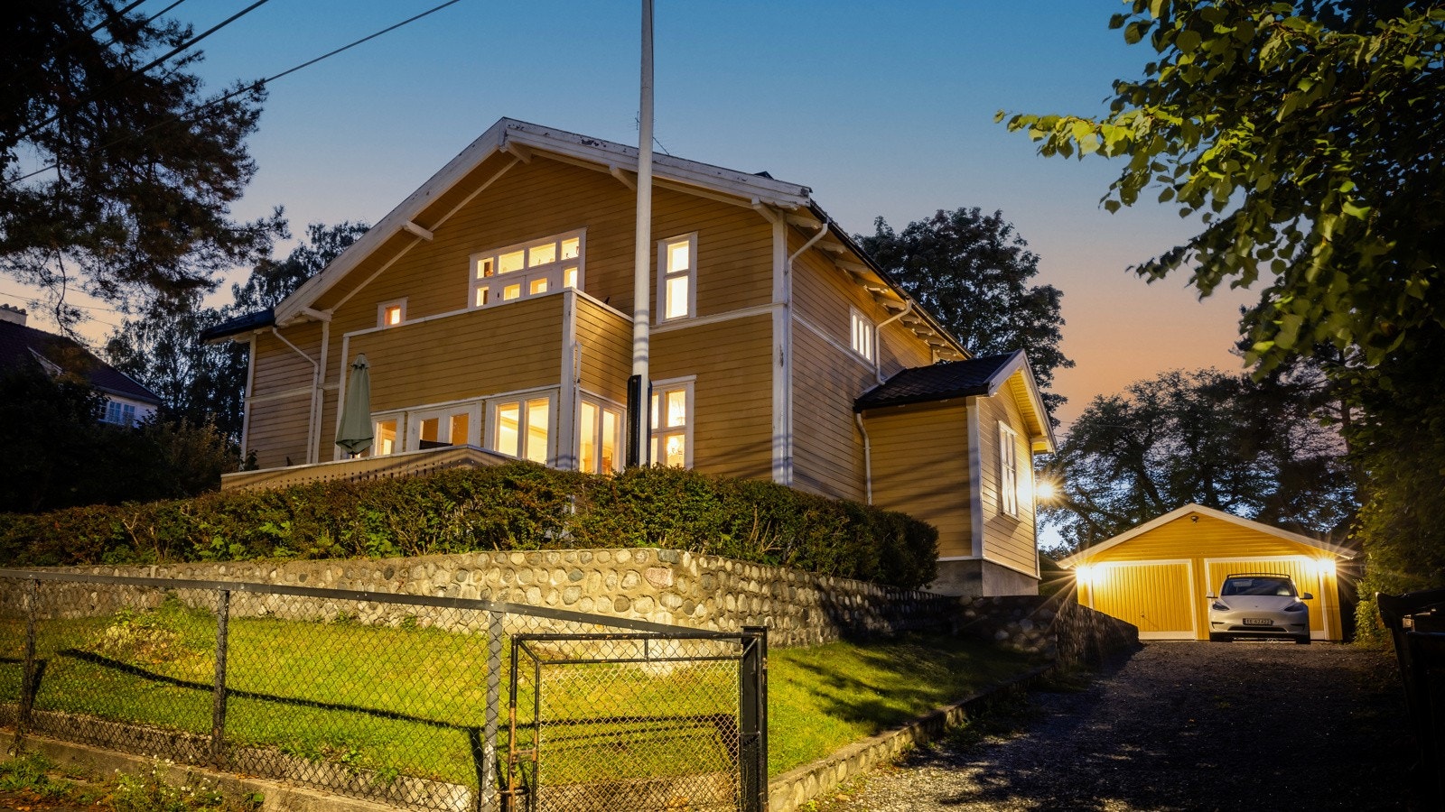 Eiendommen har eiet tomt på 1219 kvm og består av en eldre, arkitekttegnet sveitservilla, samt et uthus og en dobbelgarasje. Galleribilde