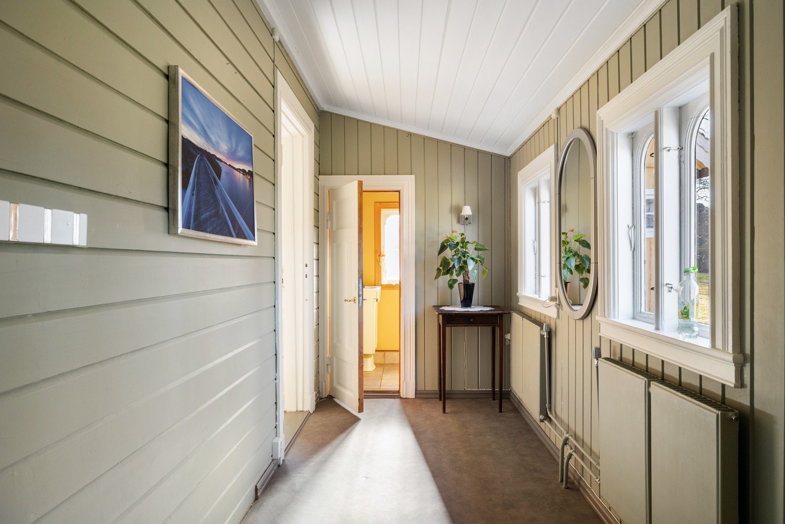 I tilknytning til entreen og soverommet i første etasje er det et gjestetoalett. Galleribilde