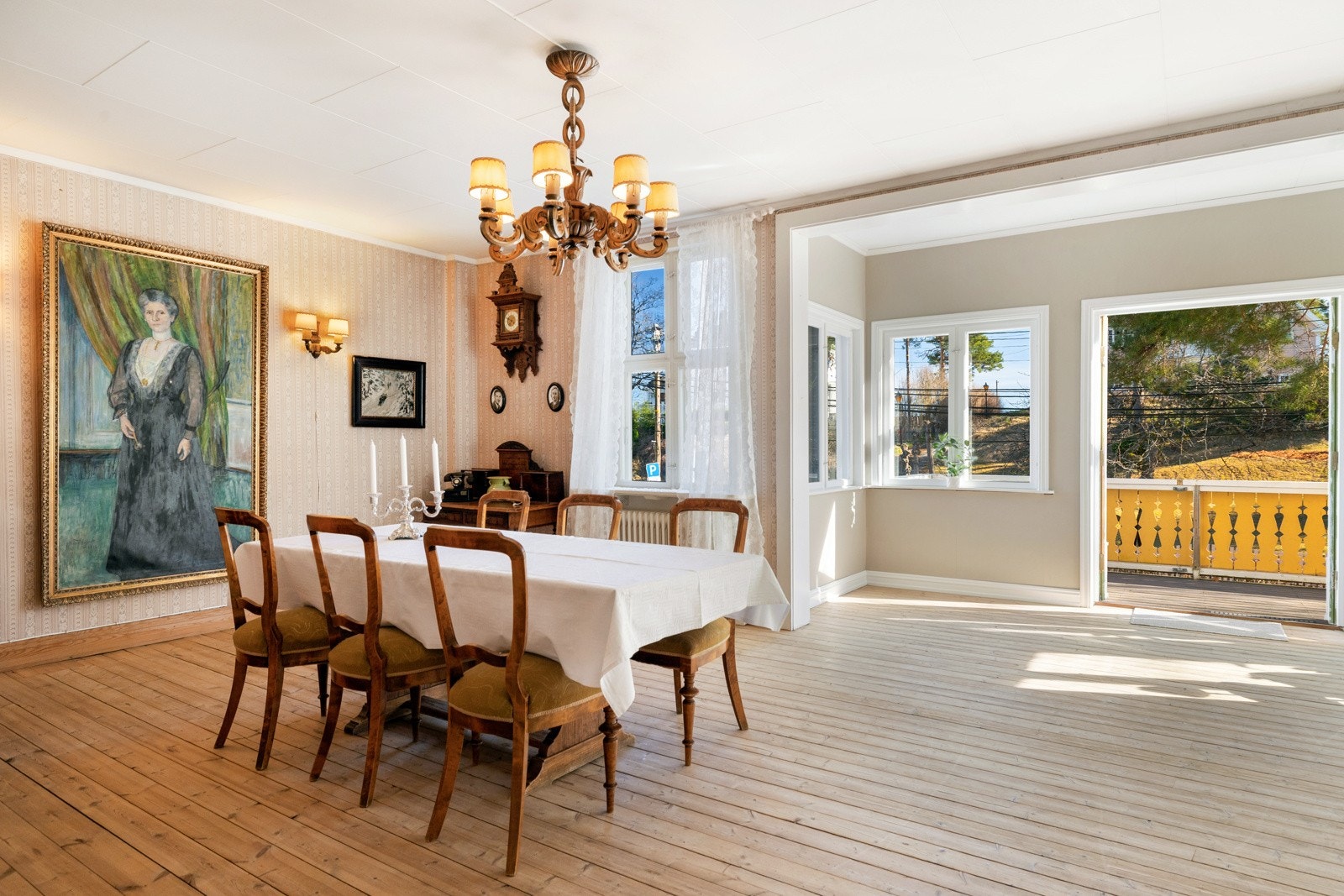 Store vindusflater slipper inn rikelig med dagslys og skaper en åpen og luftig følelse, mens det varme tregulvet gir en koselig og tidløs karakter. Galleribilde