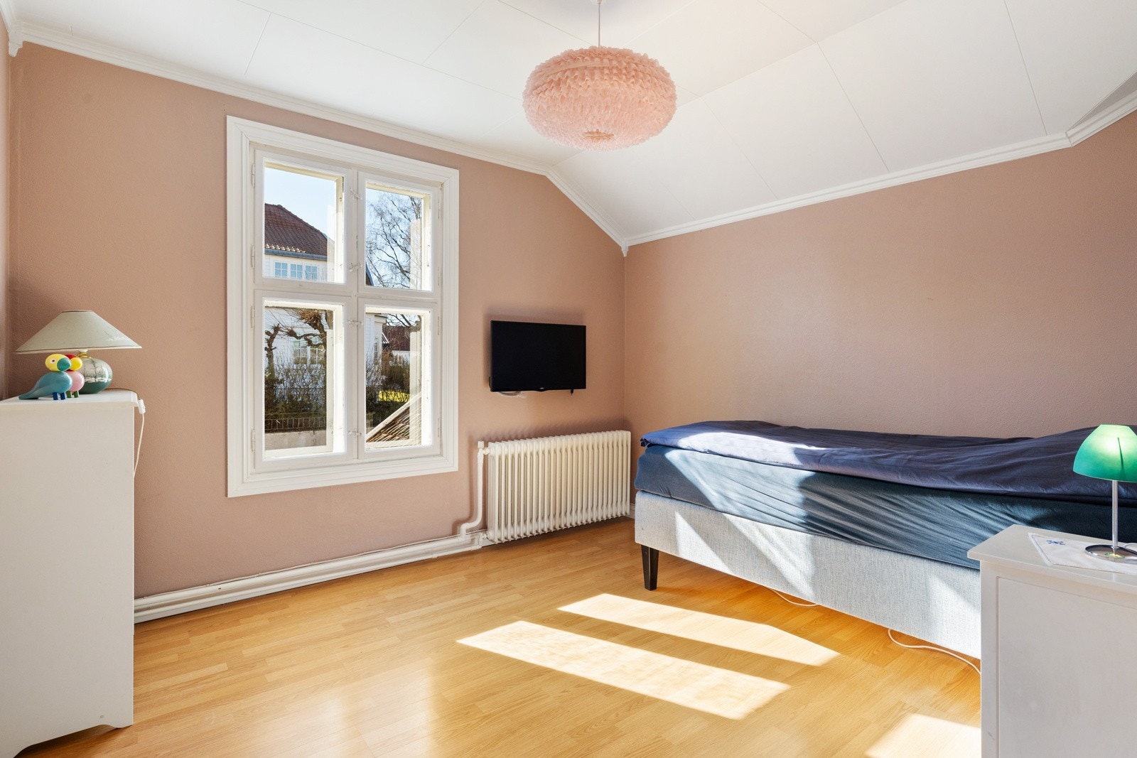 Det innerste soverommet har en fin størrelse og nydelig utsyn mot hagen. Galleribilde