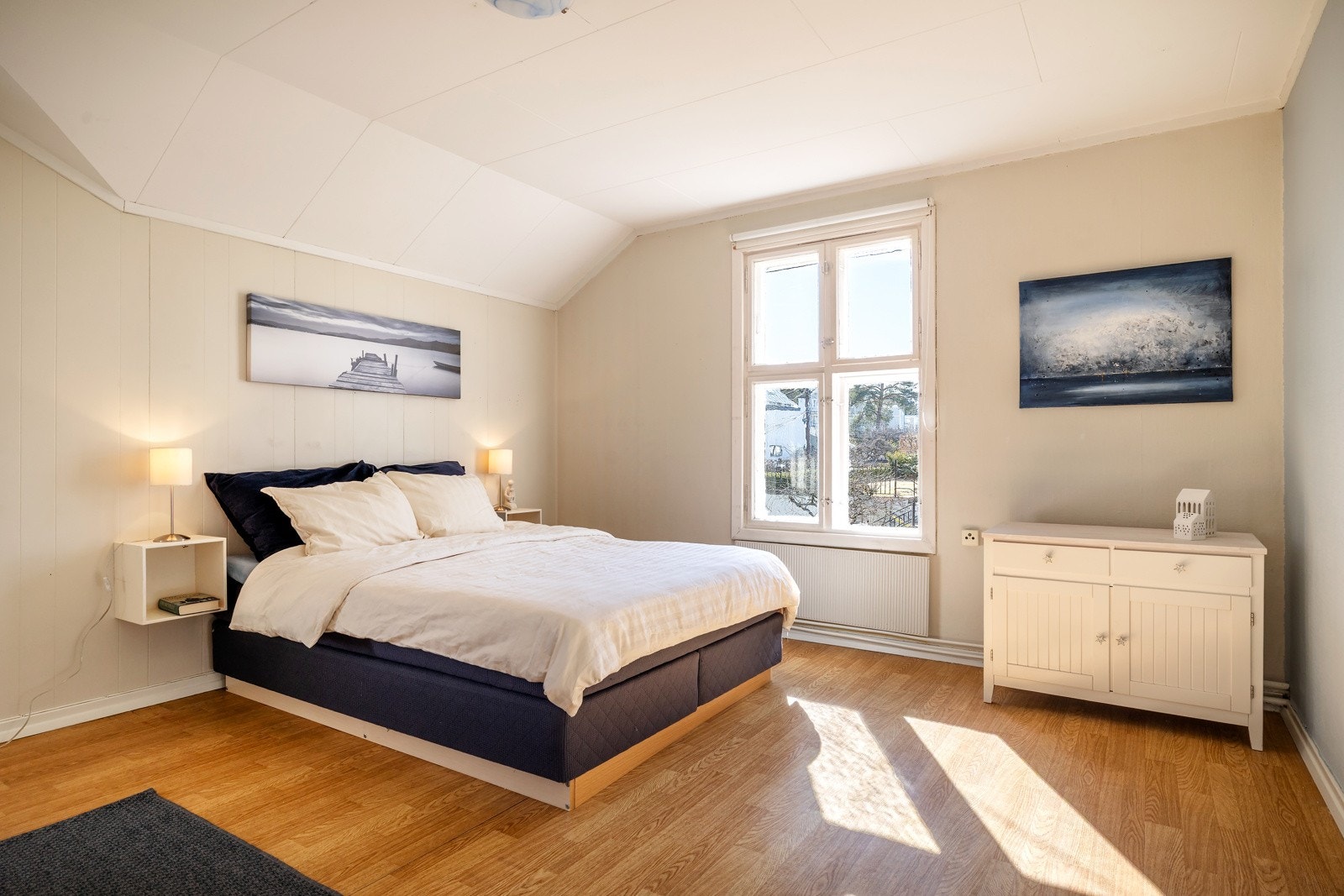 Soverommet oppleves lyst og romslig, og ut vinduet er det hyggelig utsyn mot eiendommens nydelige hage. Galleribilde