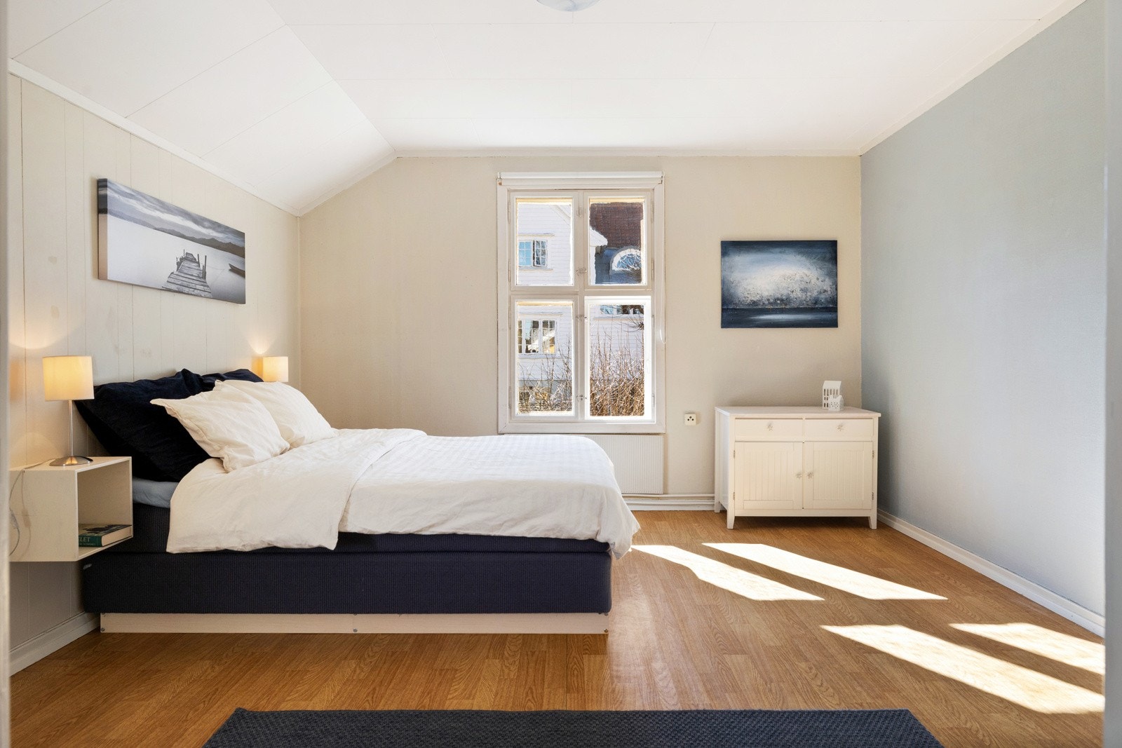 Boligen inneholder totalt fire soverom, hvor hovedsoverommet ligger innenfor stuen i andre etasje. Galleribilde