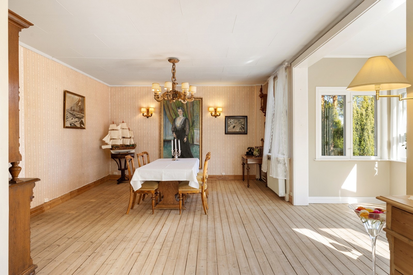 Spisestuen ligger åpen løsning mot stuen og sommerstuen. Galleribilde