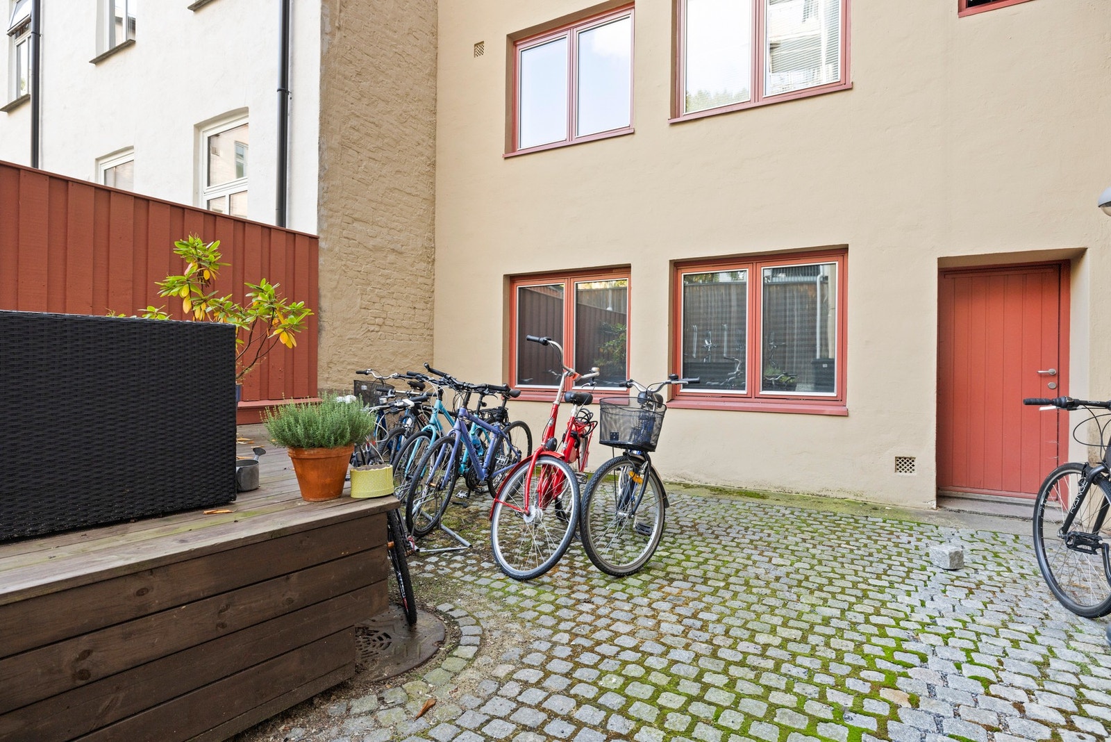 Felles lukket bakgård med sykkelparkering Galleribilde