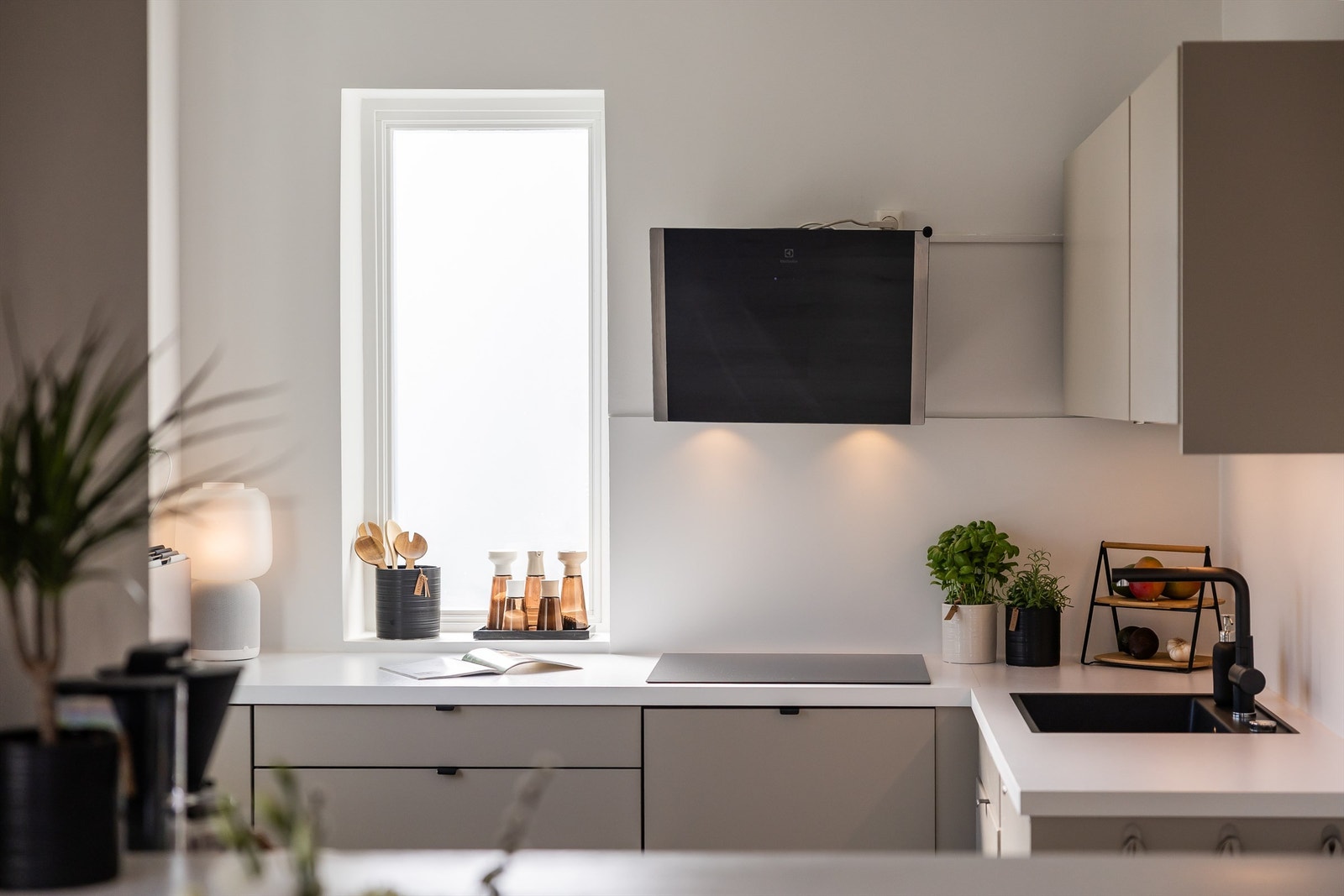 Elegant kjøkkeninnredning fra Epoq nytt i 2019. Integrerte hvitevarer inkluderer induksjonstopp, stekeovn og oppvaskmaskin. Kjøleskap med fryserdel er frittstående. Galleribilde