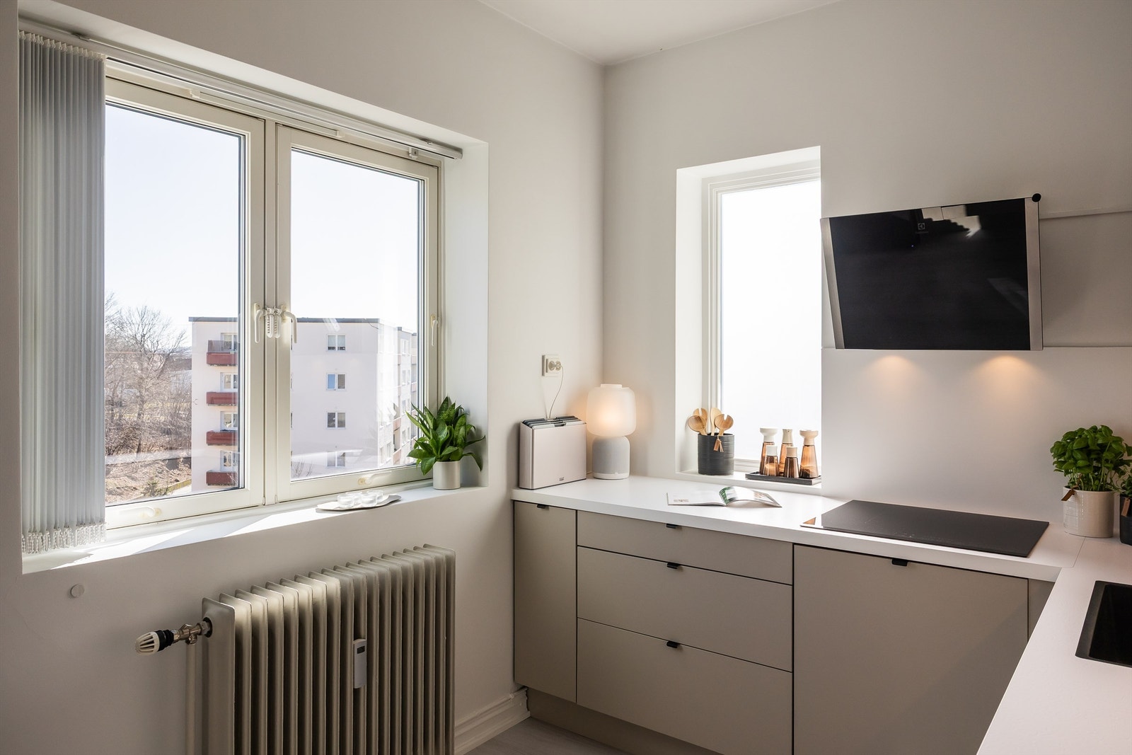Ventilasjonen i leiligheten er basert på naturlig ventilasjon med tilluftsventiler i vinduer og ved radiatorer. Galleribilde