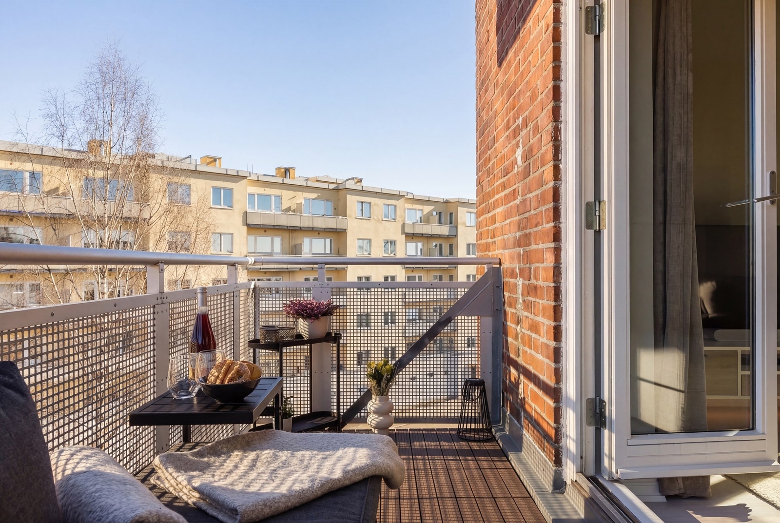 Balkongen er belagt med nyere plasthaller og her er det god plass til grill. Galleribilde
