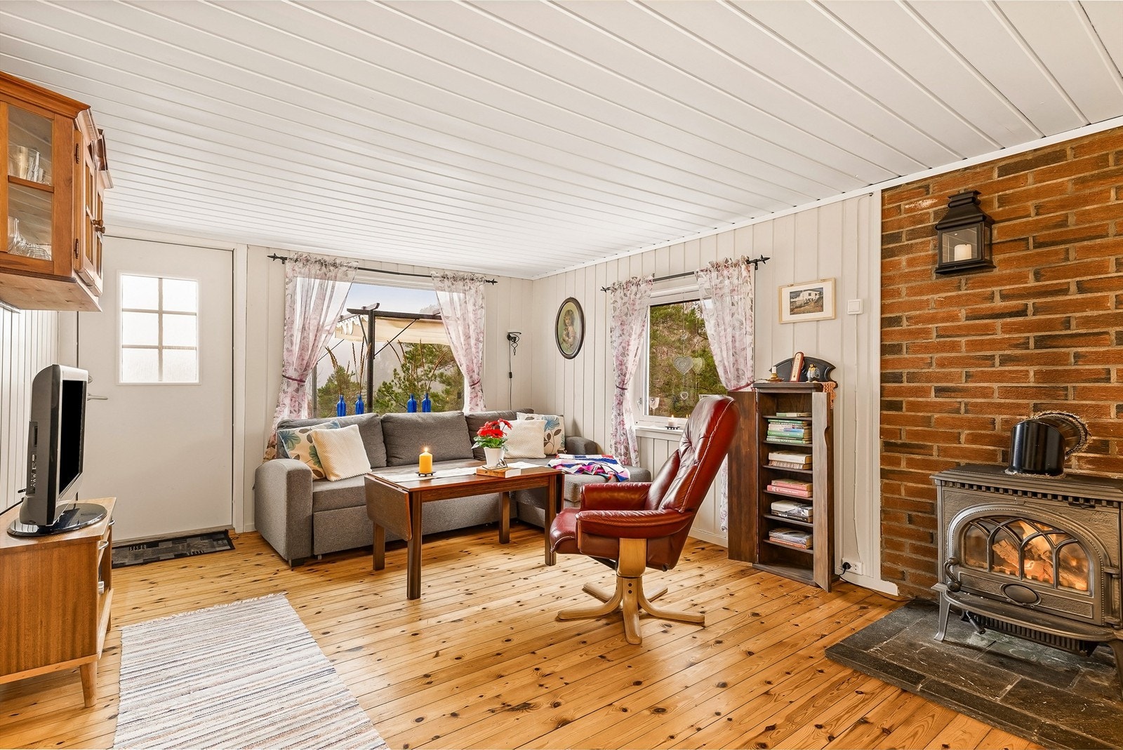 HYGGESTUEN: Med peisovn og direkte adkomst fra terrassen. Galleribilde