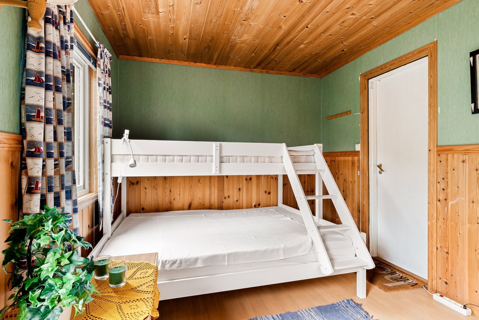 Annekset har gjesterom med familiekøye og egen toalettrom med "portaporty". Galleribilde