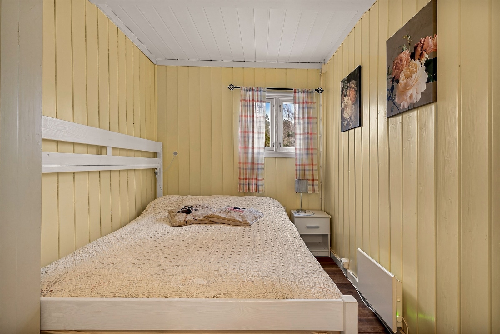 Soverom med plass til dobbeltseng. Galleribilde