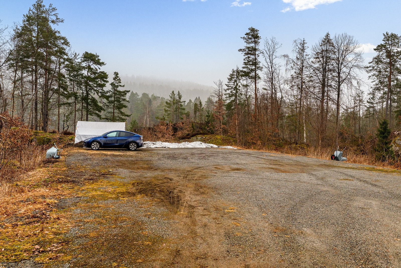 Til hytta medfølger to biloppstillingsplasser. Galleribilde