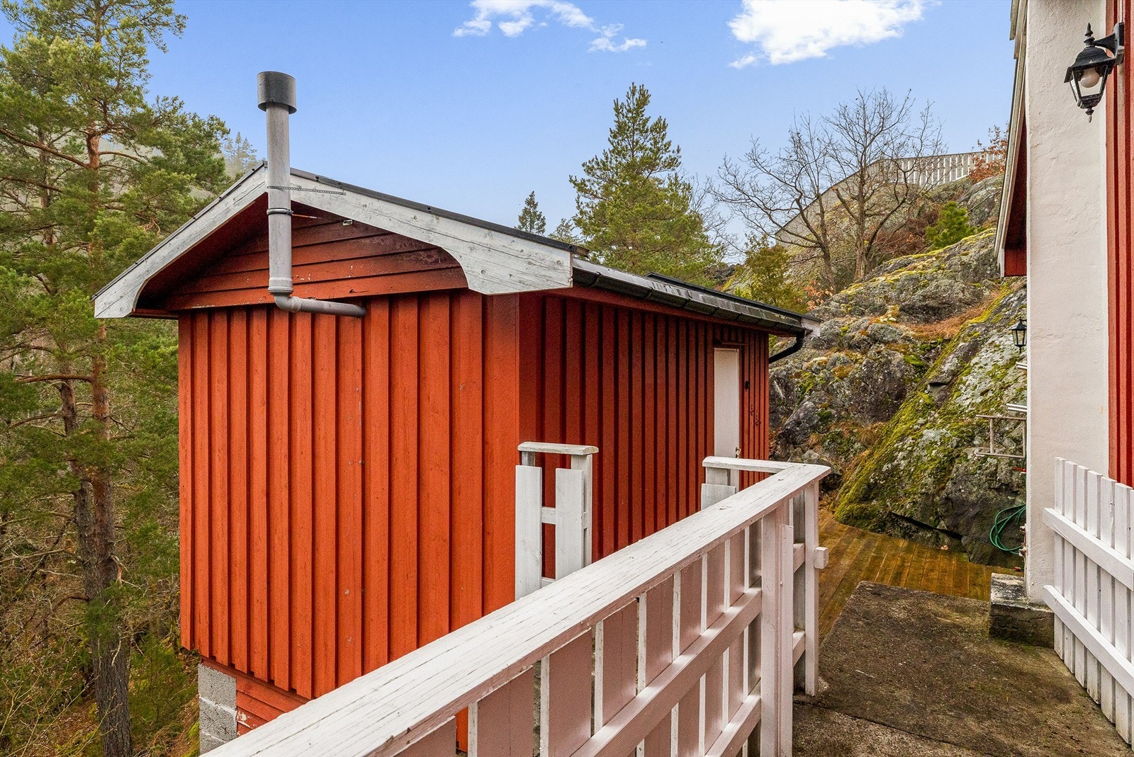 Annekset ligger litt gjemt bak hytta. Galleribilde