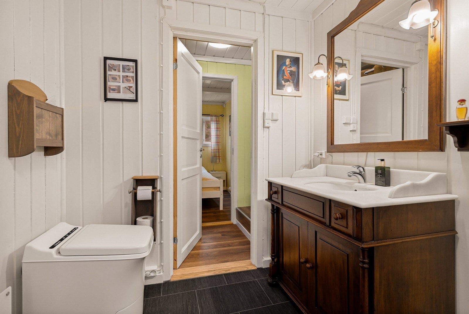 Bad med forbrenningstoalett, servant og dusj. Galleribilde