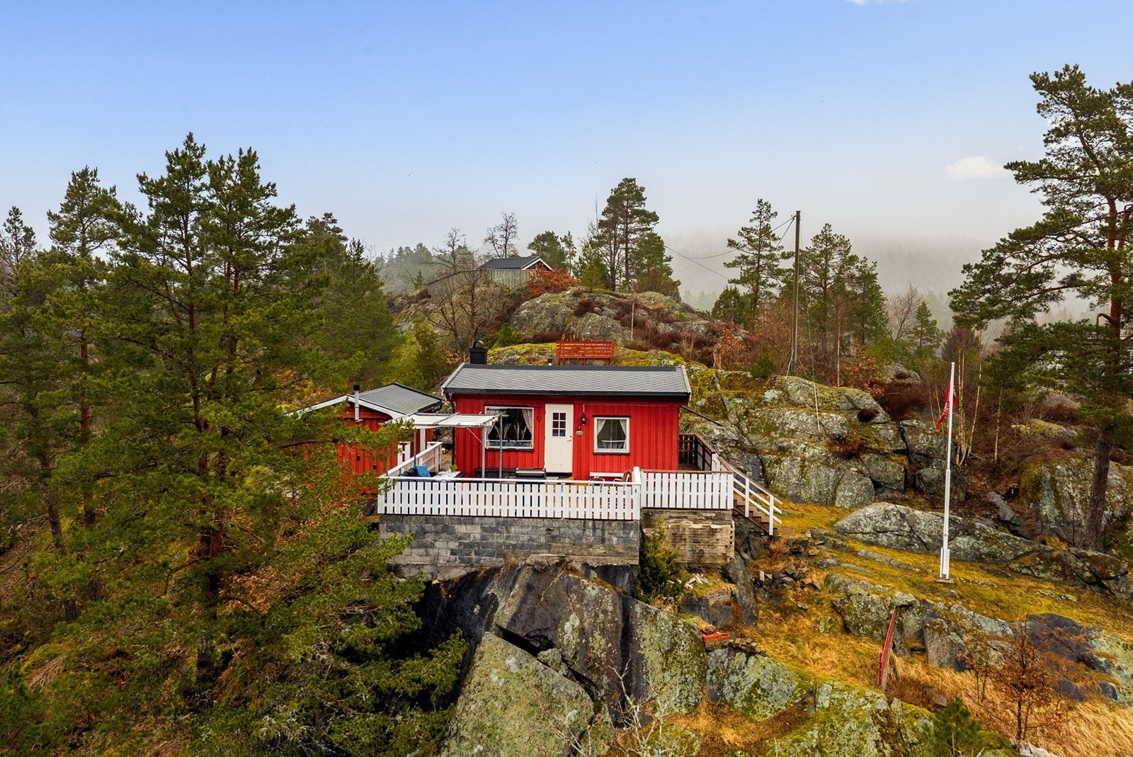 LITEN HYTTE - STOR GLEDE med solrik og usjenert tomt. Galleribilde