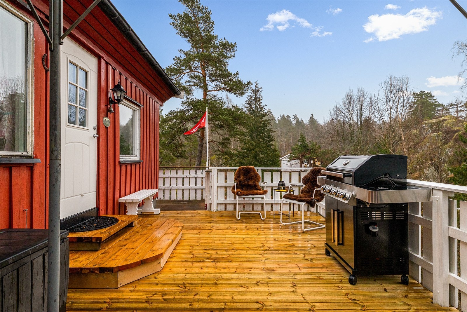 Det er grilling og utekos på terrassen så lenge været tillater det. Galleribilde