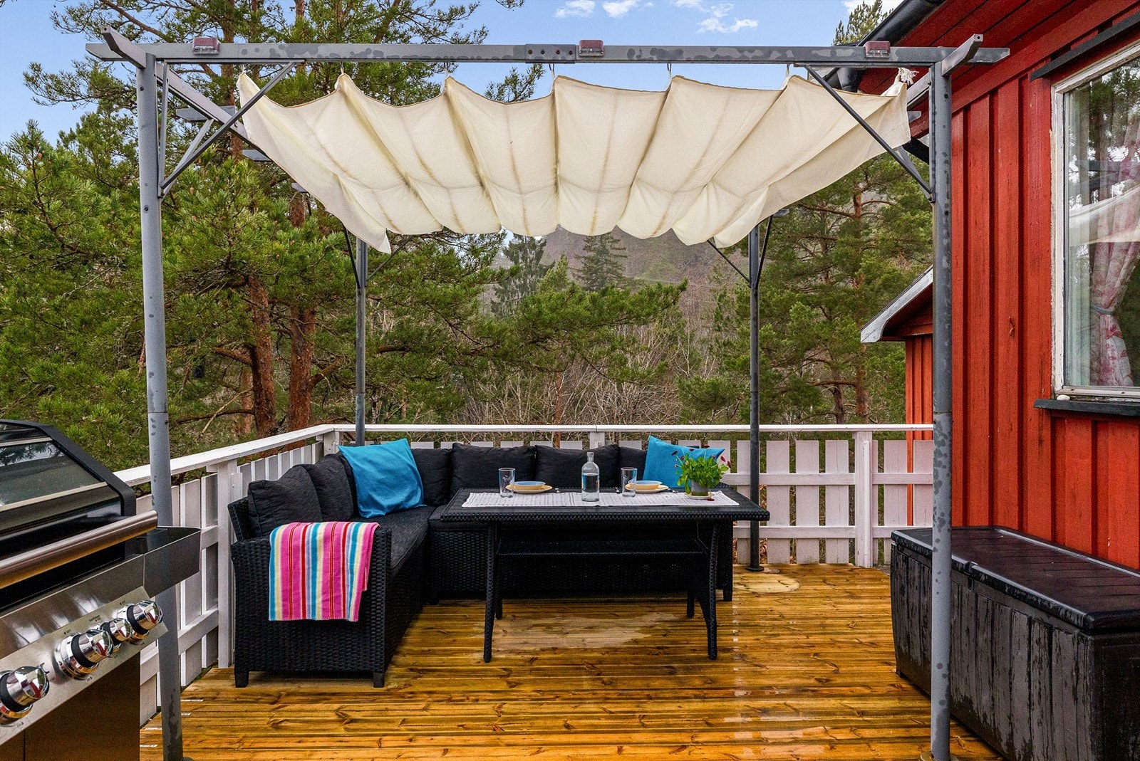 PÅ HYTTA HANDLER livet i stor grad om å være ute, og for å slappe av i loungesofaen trengs ikke noe særlig annet enn kanskje en bok. Galleribilde