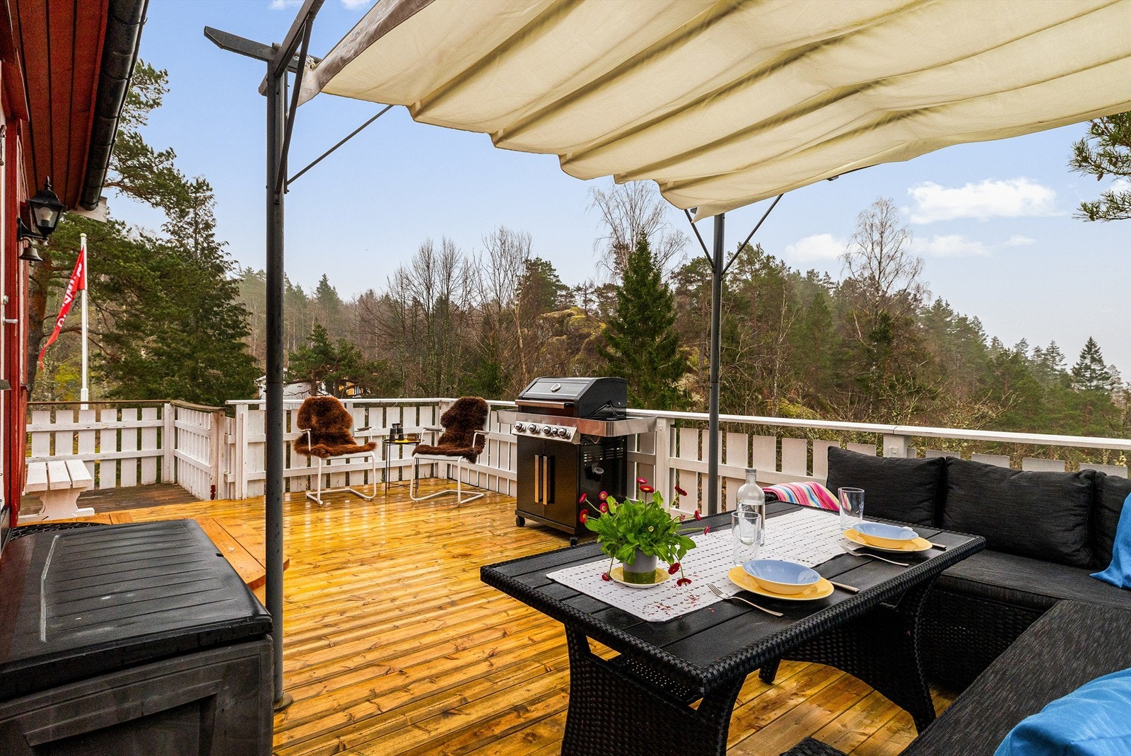 SPISE UTE: Om Sommeren foretrekker nåværende eier så sant det er mulig å være ute på den solrike terrassen. Galleribilde