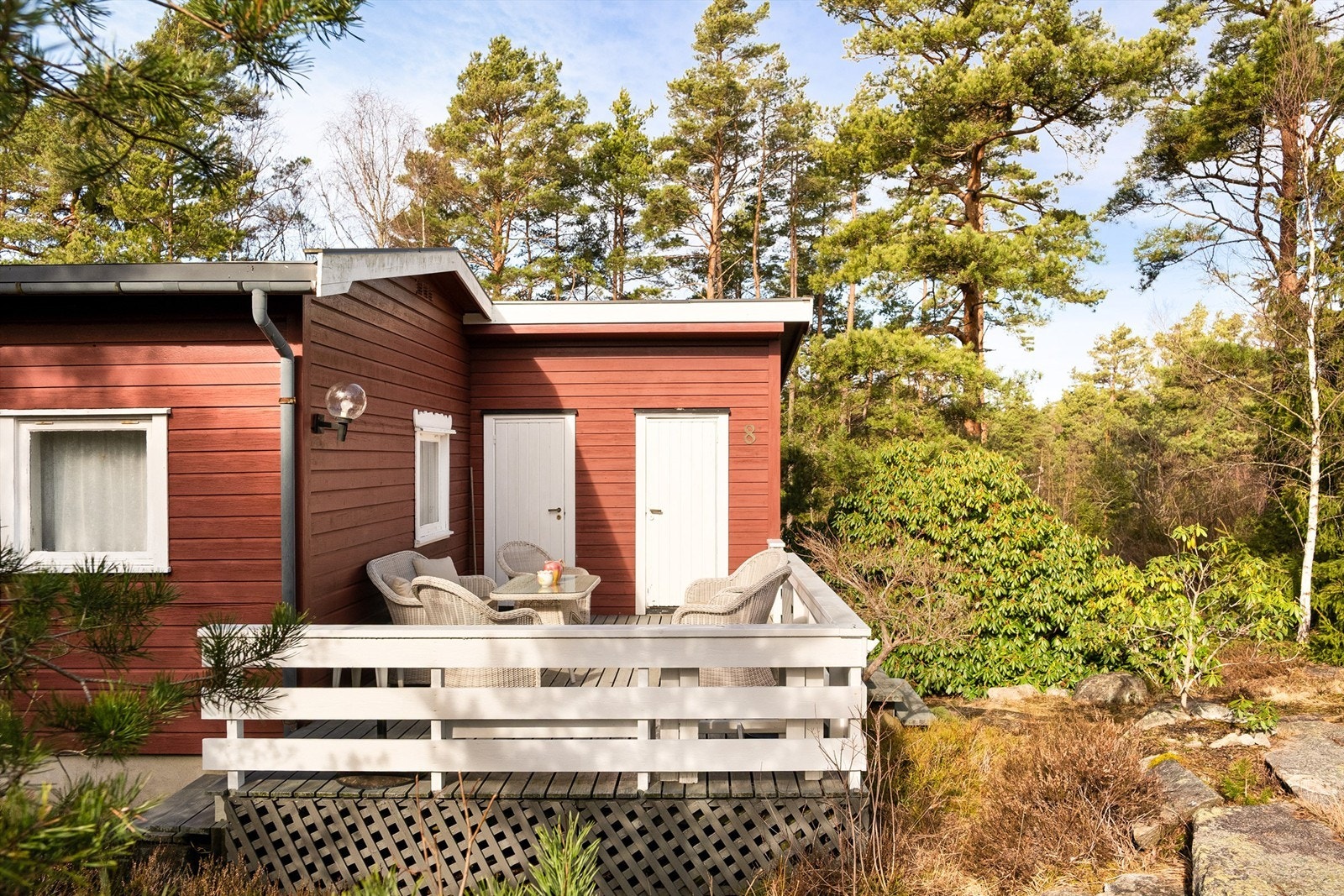 Ny inngangsdør til entreen ble montert samtidig med oppføring av det nye tilbygget i 1996. Det nyeste soverommet finnes bak døren til høyre. Galleribilde