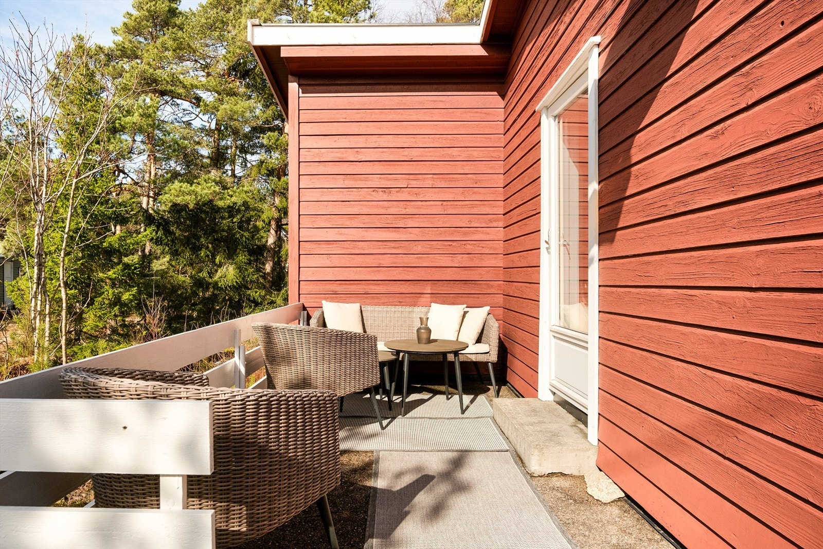 På betongplattingen kan du få med deg solen fra tidlig ettermiddag til kveld. Plattingen er tilgjengelig både fra spisestuen og rett fra terrenget. Galleribilde