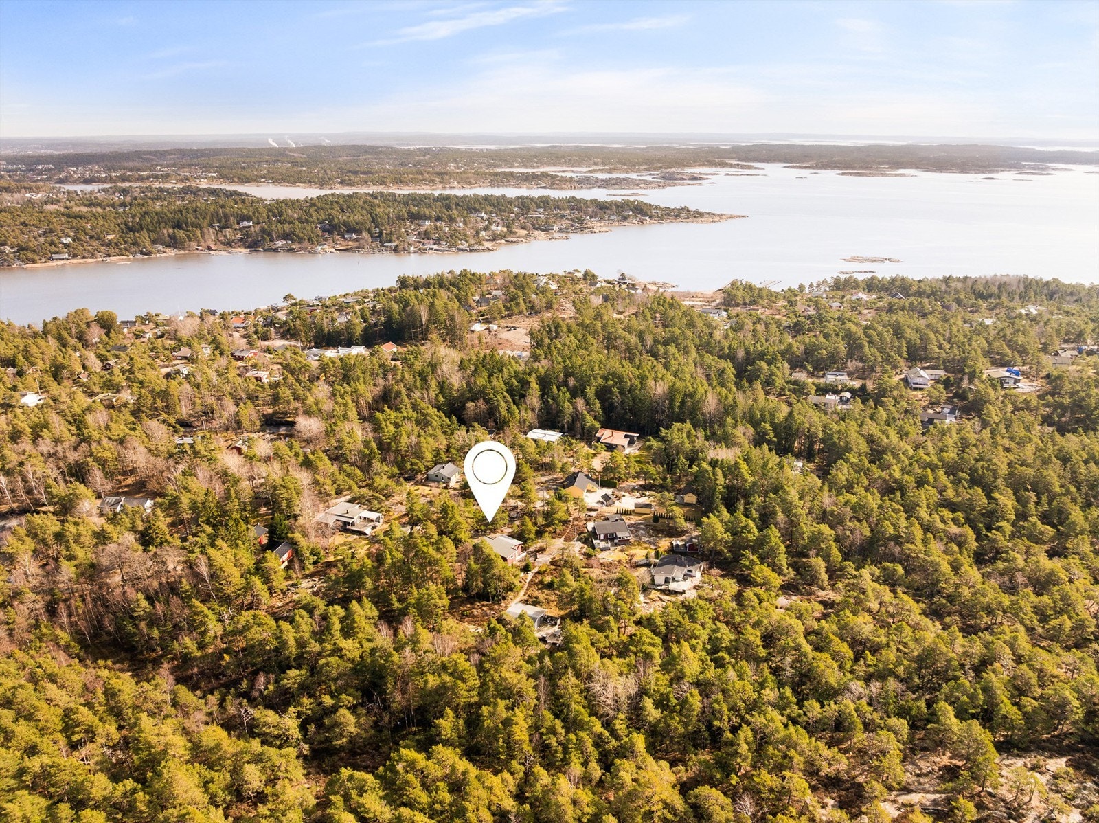 Med skog og mark rett utenfor døren er turmulighetene mange. Til sentrum av Fredrikstad tar det ca. 15 min. med bil. Fotograf Kristoffer Kristiansen. Galleribilde