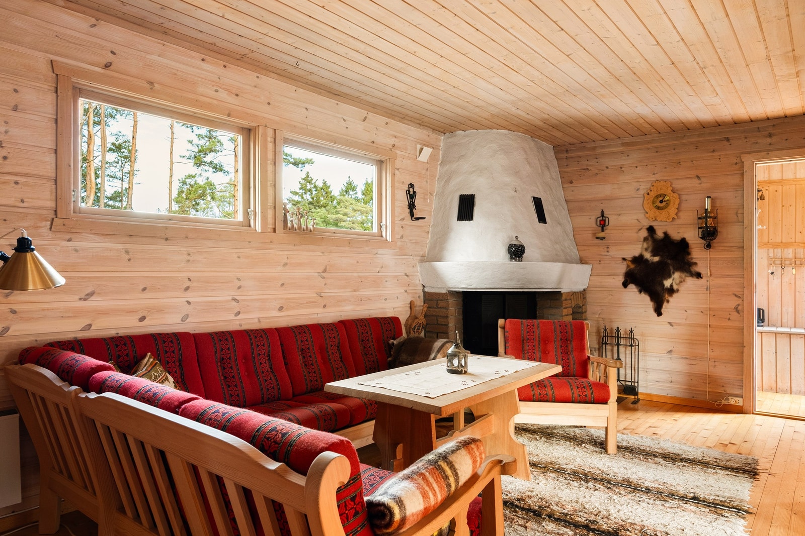 Siden det er god plass til en mange-seters sofa i denne stuen, kan den opprinnelige stuen dedikeres til en større spisegruppe. Galleribilde