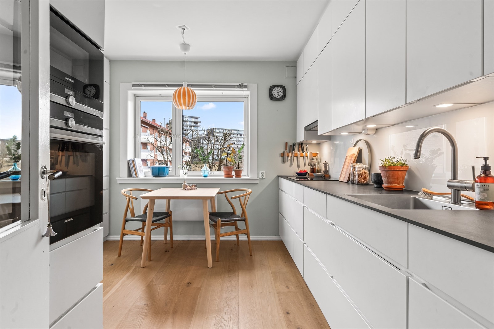 Separat kjøkken med plass til sittegruppe. Perfekt for en fredfull frokost og morgenkaffe med hyggelig utsyn. Kvik kjøkken fra 2019. Galleribilde