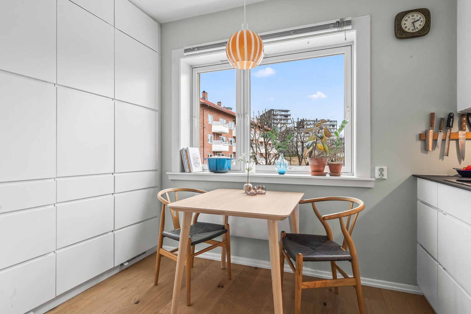 Kvik kjøkkenet fra 2019 byr på rikelig med skap og benkeplass. Stilrene glatte fronter, integrerte hvitevarer og laminat benkeplate. Galleribilde