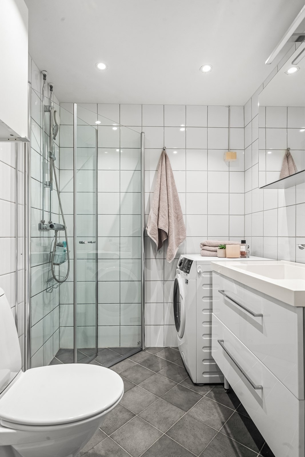 Flislagt bad med gulvvarme og opplegg til vaskemaskin. Galleribilde