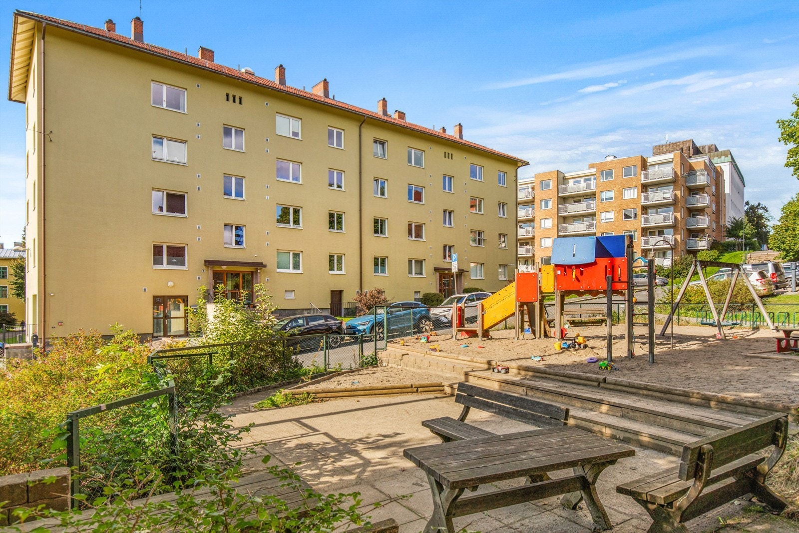 Rett utenfor døren har borettslaget opparbeidet en nydelig lekeplass for barna. Utsyn fra kjøkkenvinduet til leiligheten. Galleribilde