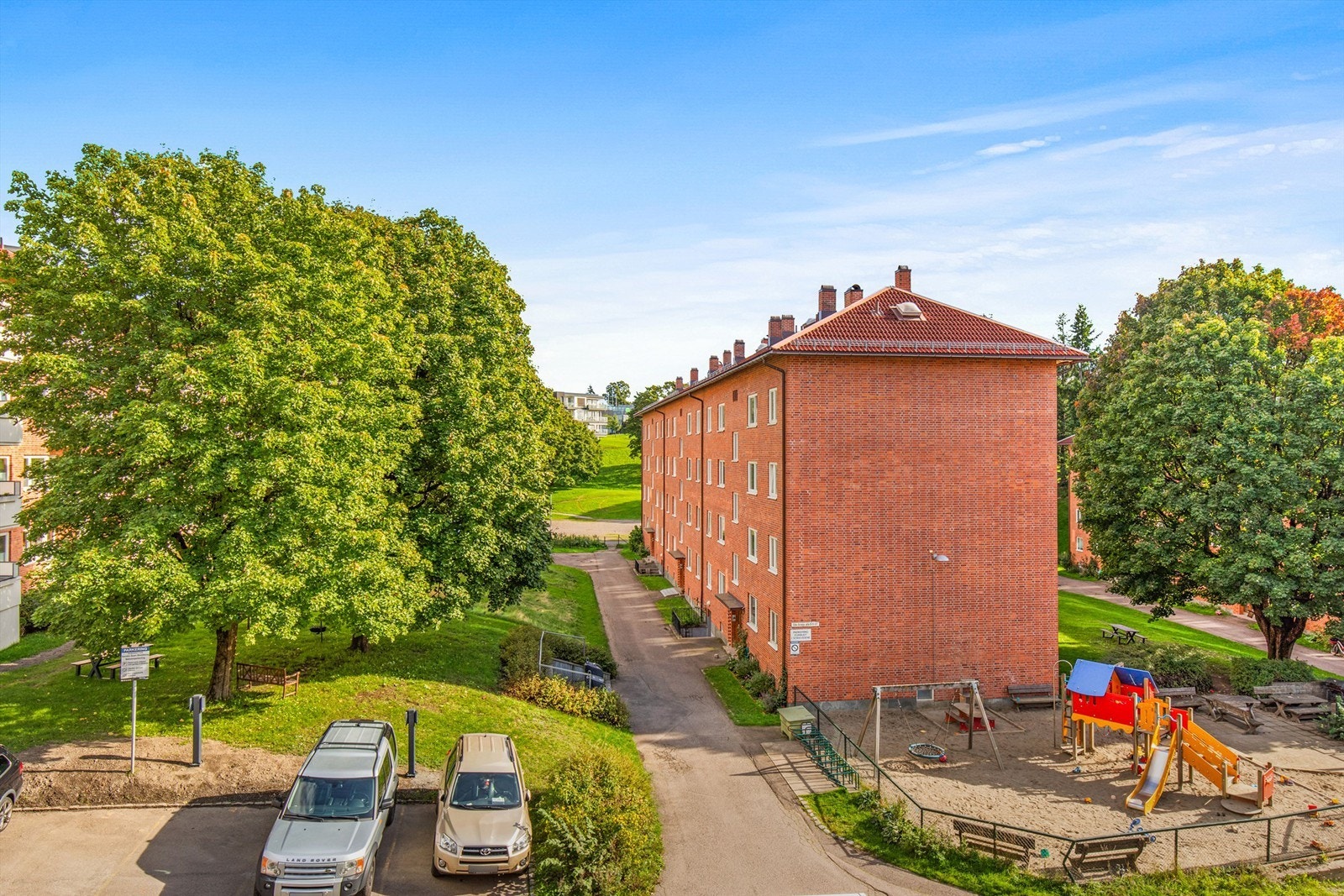 Utsyn fra kjøkkenvindu. Hyggelig utsyn med grønne omgivelser. Minimalt innsyn. Galleribilde