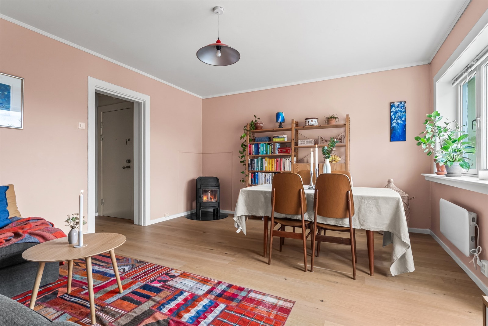 Rommet byr på en vedovn til de kaldere dagene, her kan man nyte kalde og mørke vinterdager i koselige omgivelser. Galleribilde