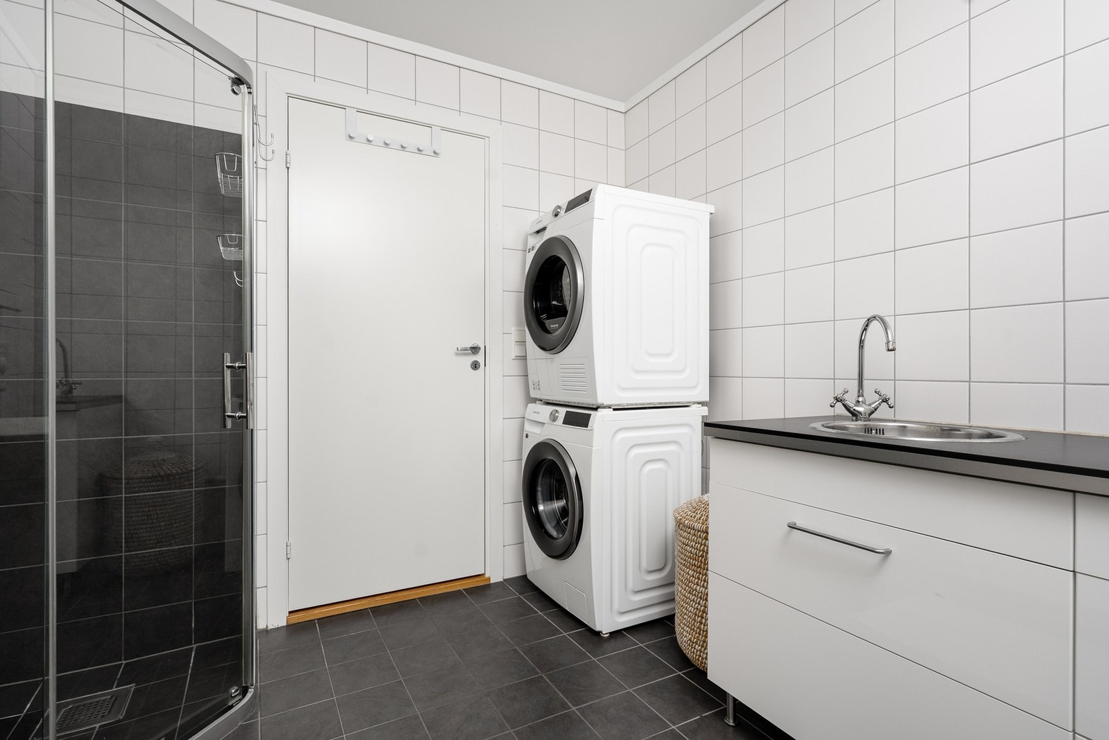 Badet i 2.etasje har også opplegg for vaskemaskin Galleribilde