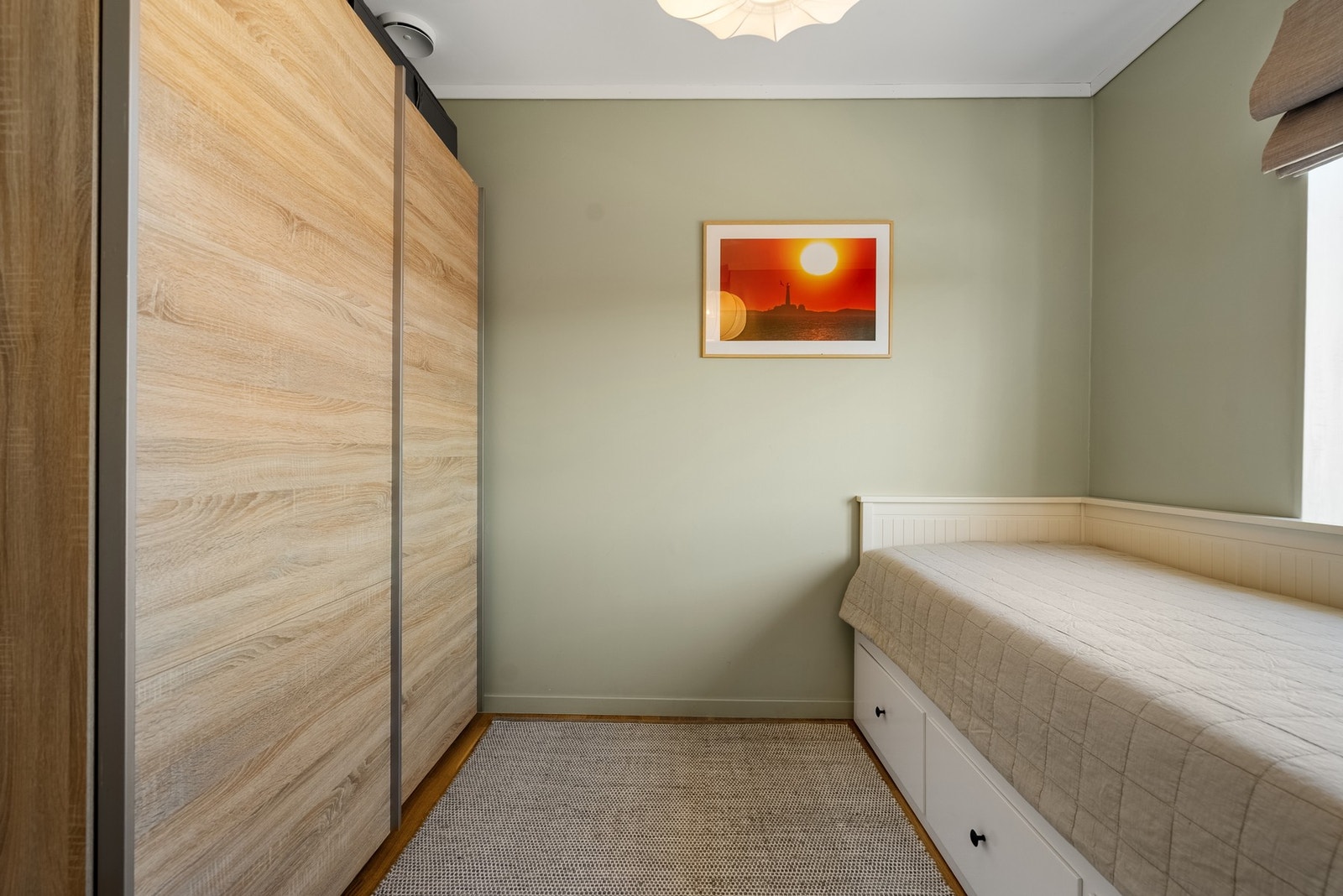 Innredet med romslig skyvedørsgarderobe Galleribilde