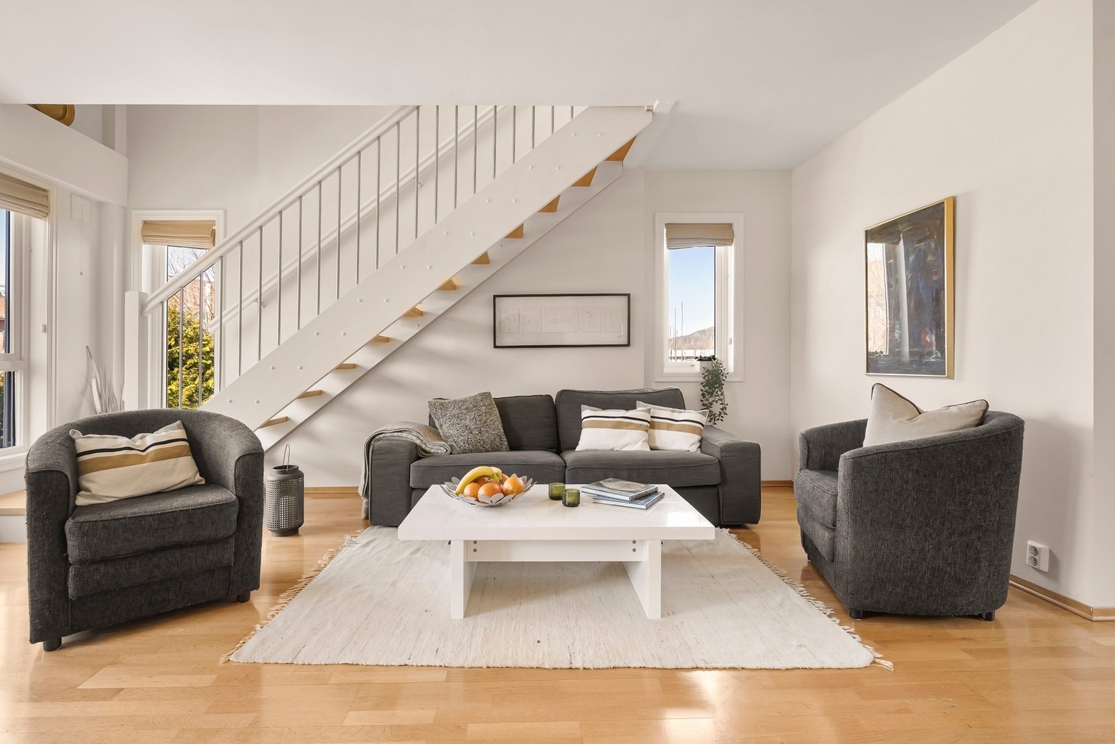Leiligheten har en stor og lys stue med god plass til sofa, TV og tilhørende møblement. Galleribilde