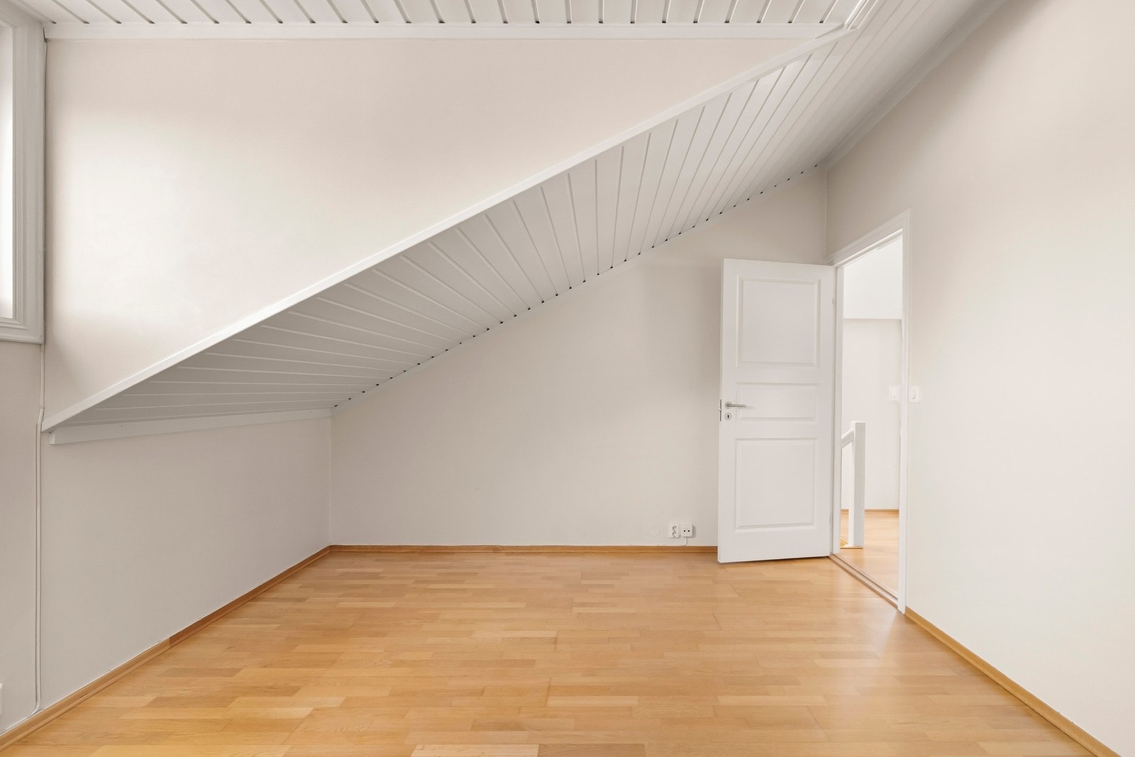 Soverommet har god plass til seng, skrivebord og klesoppbevaring. Galleribilde