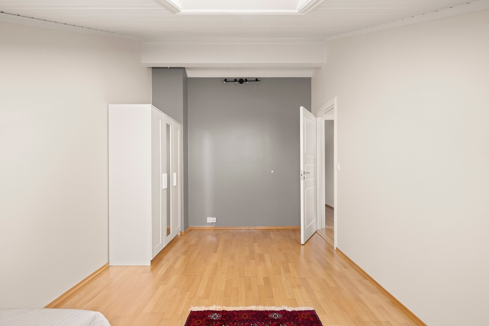 Dette er hovedsoverommet som har god plass til dobbeltseng og nattbord. Galleribilde