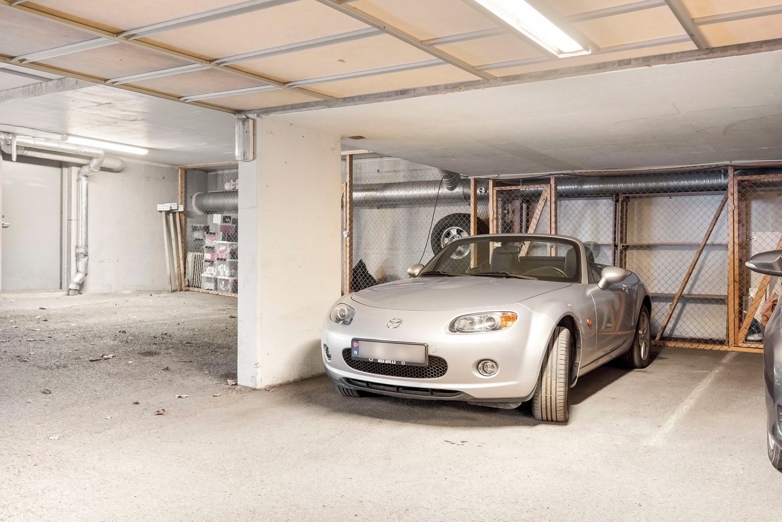 Leiligheten disponerer egen parkeringsplass i felles garasjekjeller. Galleribilde