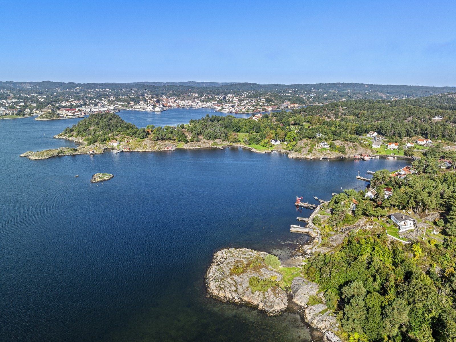 Hytten har en fantastisk beliggenhet i indre skjærgård i Grimstad Galleribilde