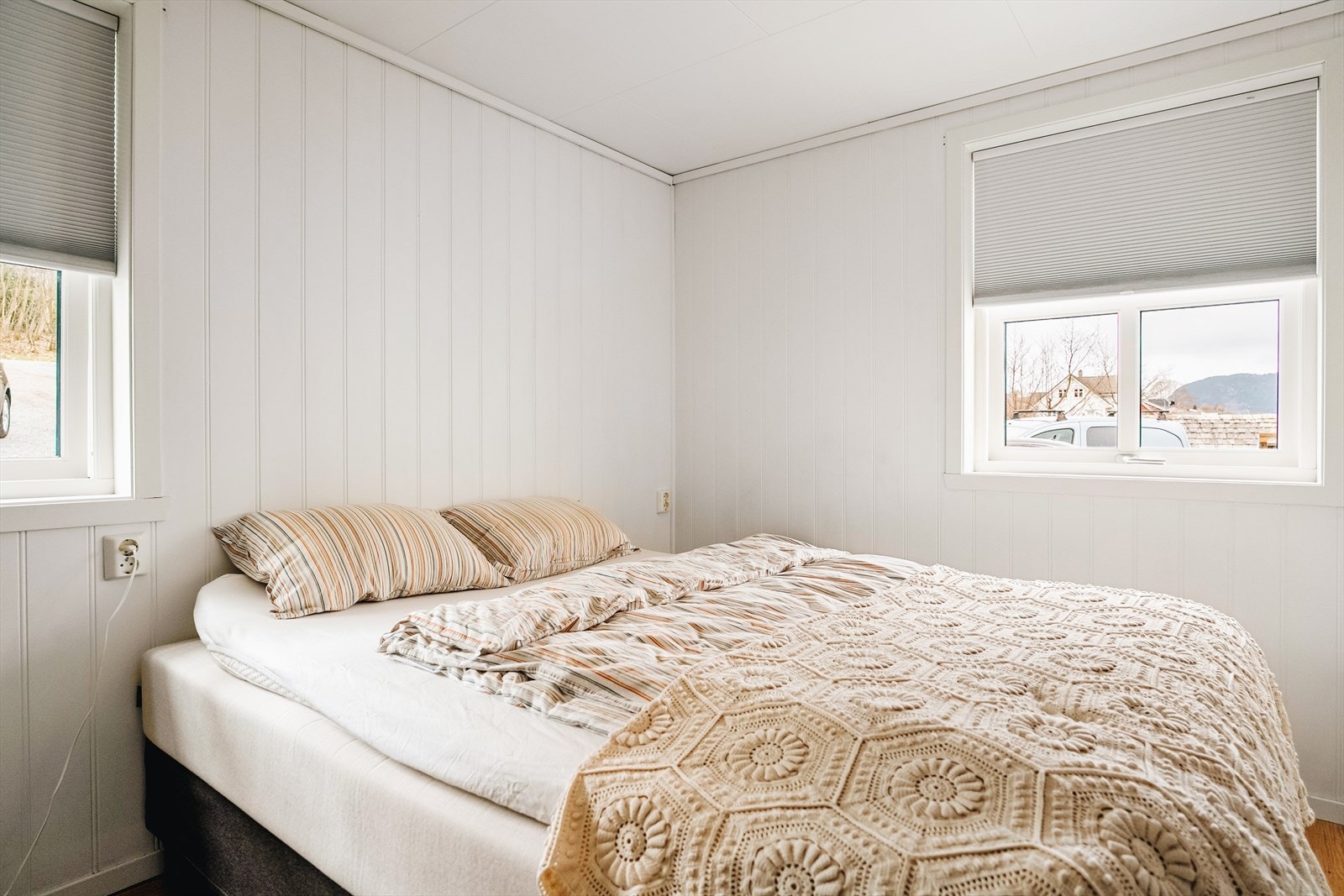 Soverom i første etasje. Det er også praktisk skyvedørsgarderobe i andre enden. Galleribilde