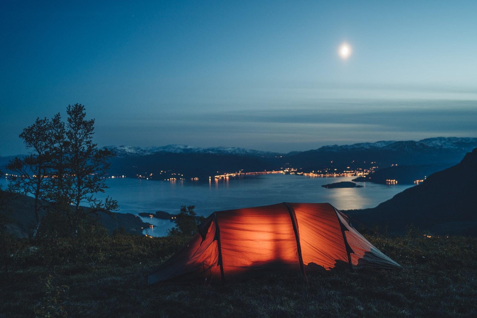 Utsikt over Hardangerfjorden og Norheimsund. Galleribilde