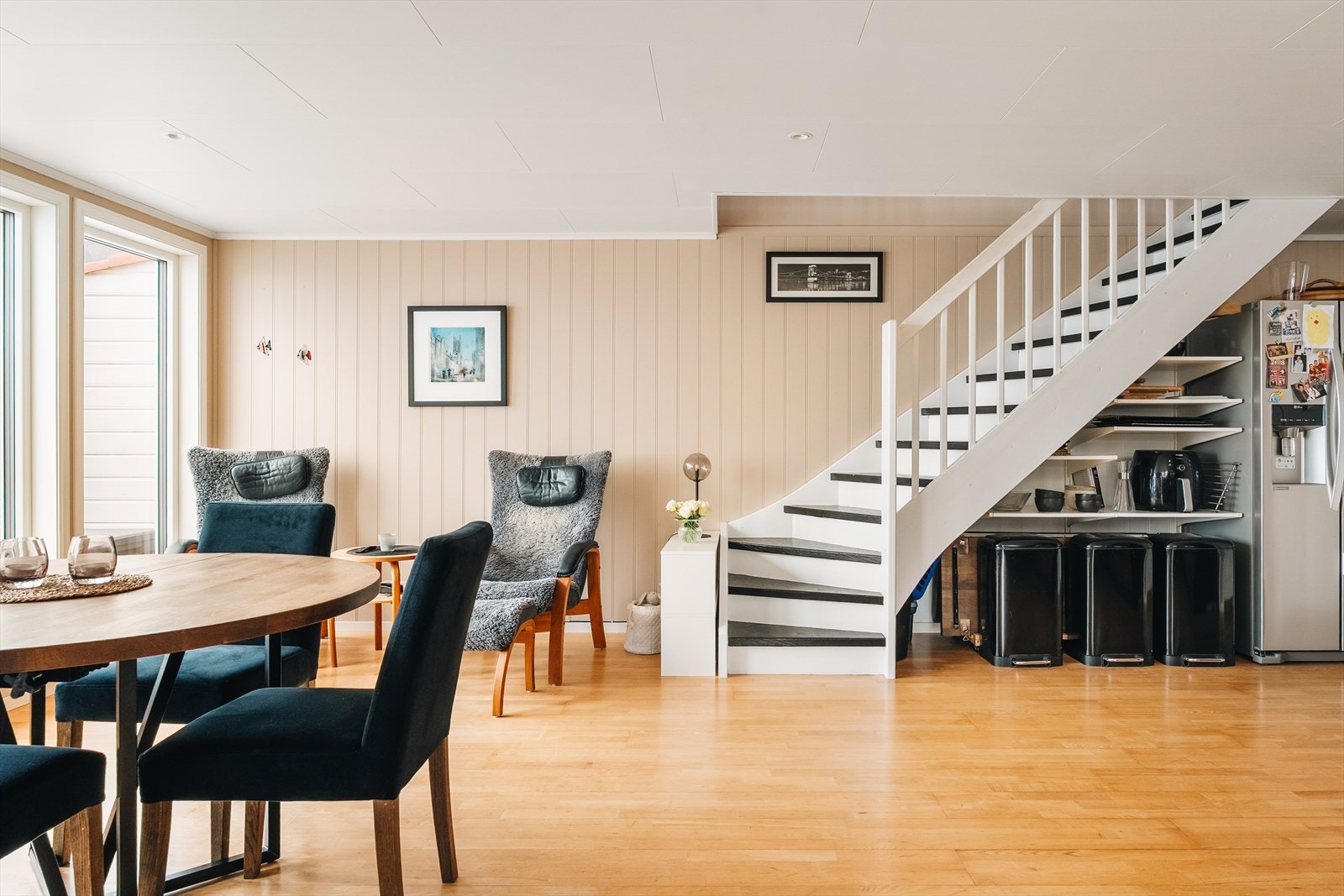 Fra stuen er det tilkomst til andre etasje med to soverom og ekstra bad. Galleribilde