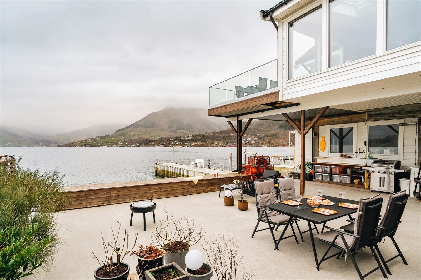 I 2020 fikk eiendommen ny kai, innredet naust, og bod. Galleribilde