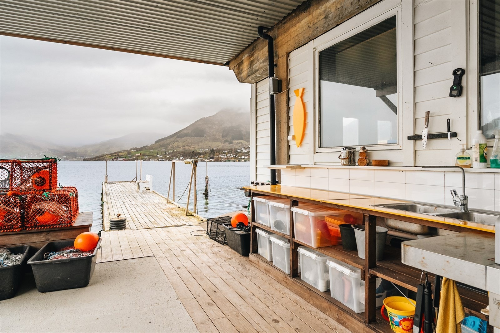 Stort og bruksvennlig naust med god oppbevaringsplass, båtlagring og bod. Galleribilde