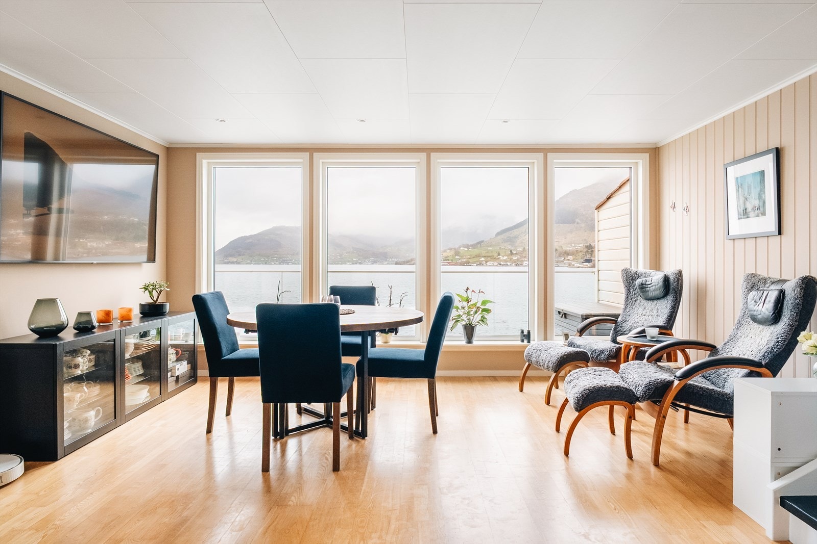 Flott og lys stue, hvor det er plass til å innrede akkurat slik man ønsker. Galleribilde