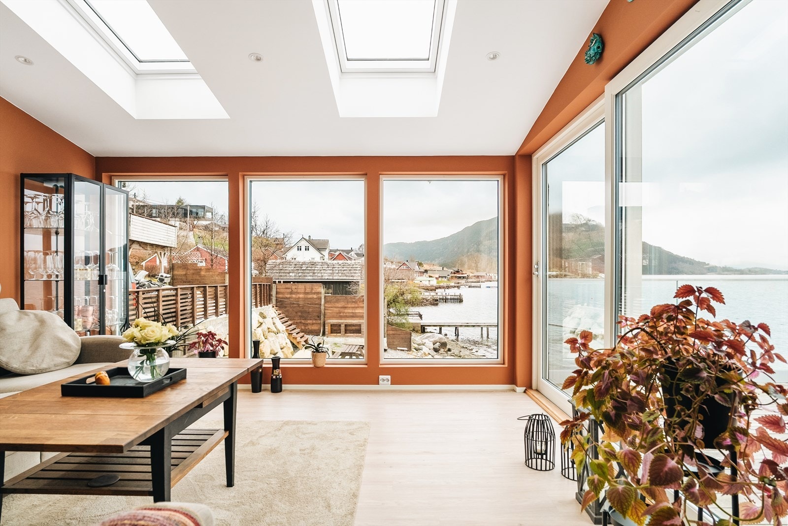 I 2021 fikk boligen ny, kliamtisert vinterhage og terrasse. Galleribilde