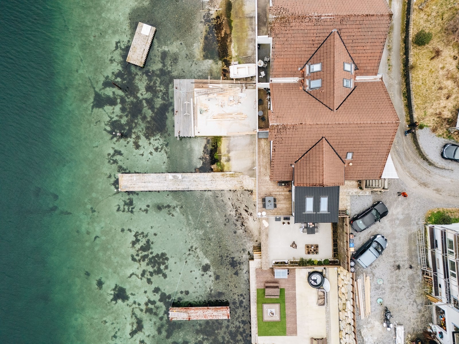 En eventyrlig tomt med stor kai, naust, egen strand, og store uteområder - denne må oppleves! Galleribilde