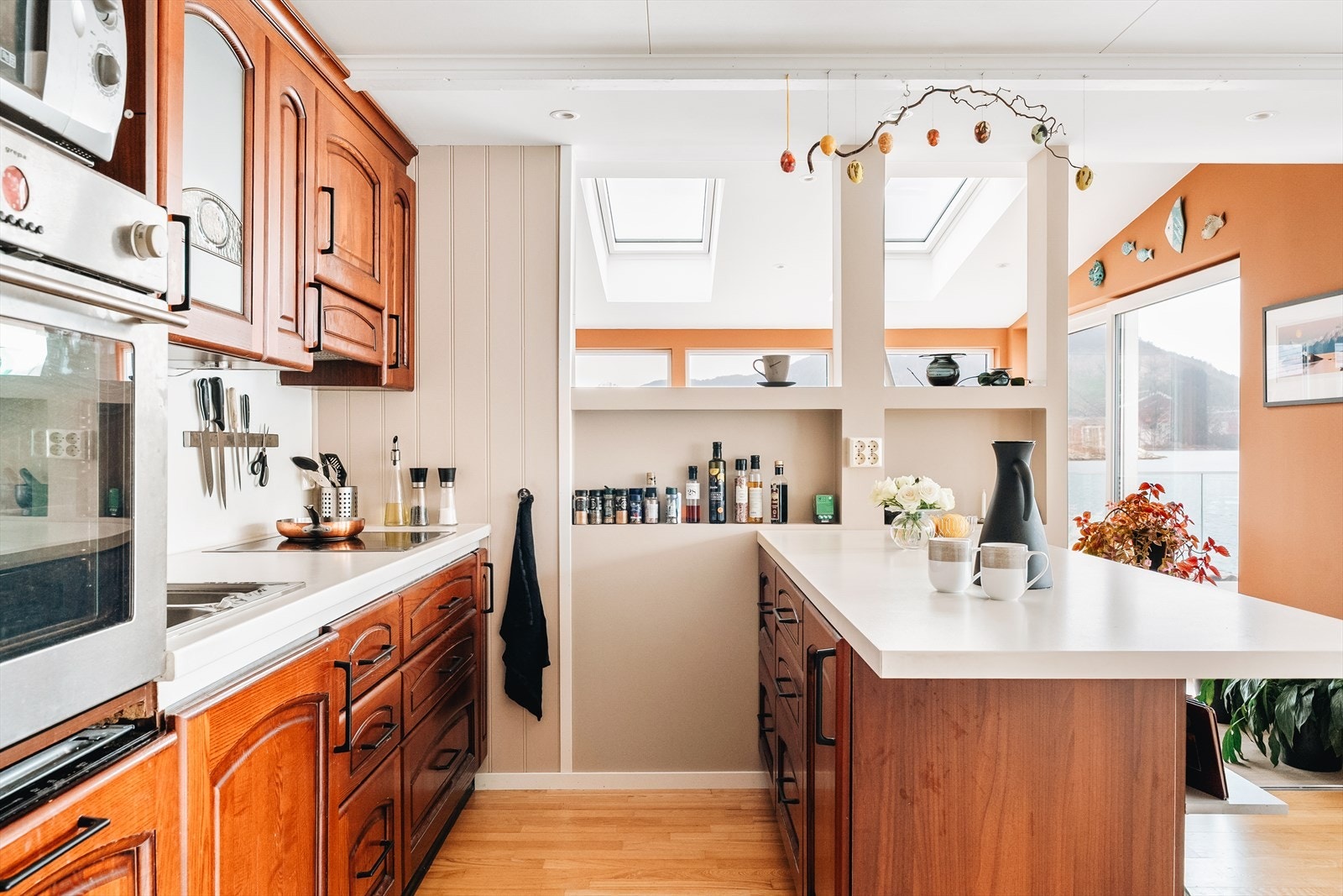 Boligen har åpen stue/kjøkken-løsning, som gjør det enkelt å sosialere med gjester! Galleribilde