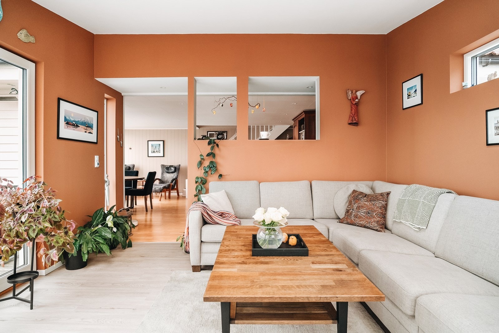 En herlig stue. Her kan man uforstyrret nyte den vakre utsikten, balsam for sjelen. Galleribilde